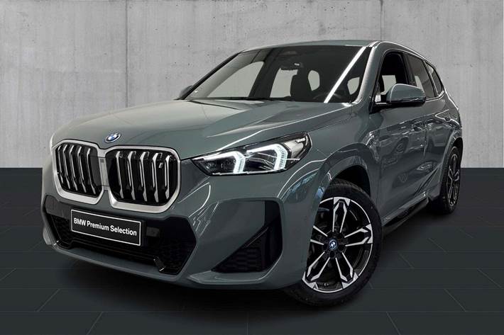 Grøn BMW iX1 fra 2023 set udefra