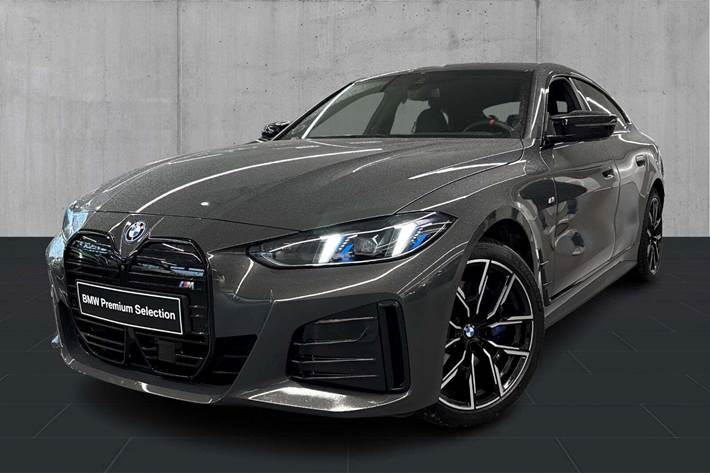 Grå BMW i4 fra 2025 set udefra