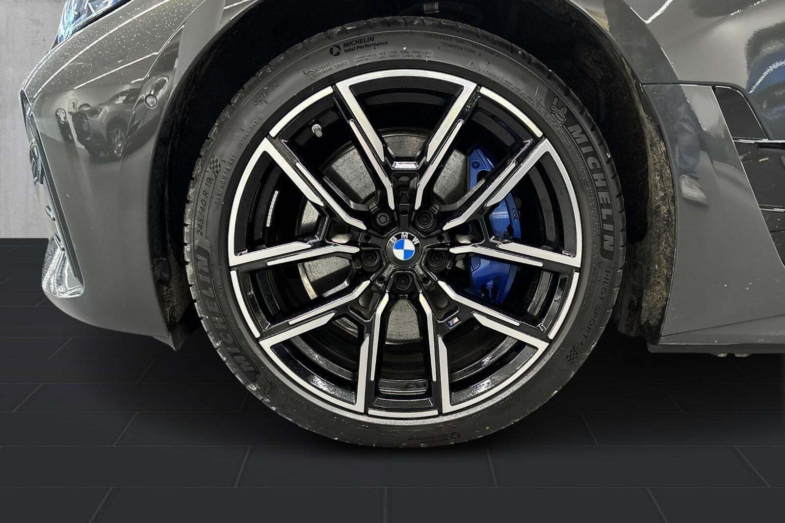 Grå BMW i4 fra 2025