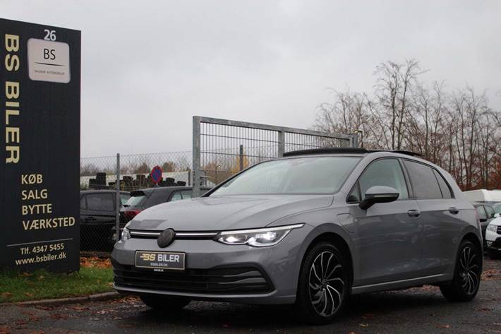 Grå VW Golf VIII fra 2021 set udefra