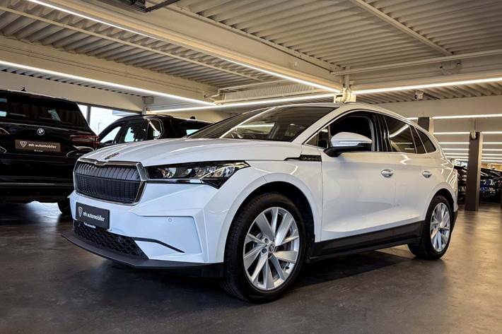 Hvid Skoda Enyaq fra 2021 set udefra