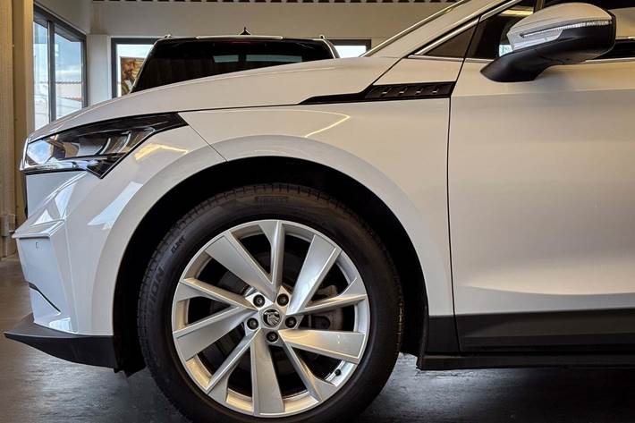Hvid Skoda Enyaq fra 2021