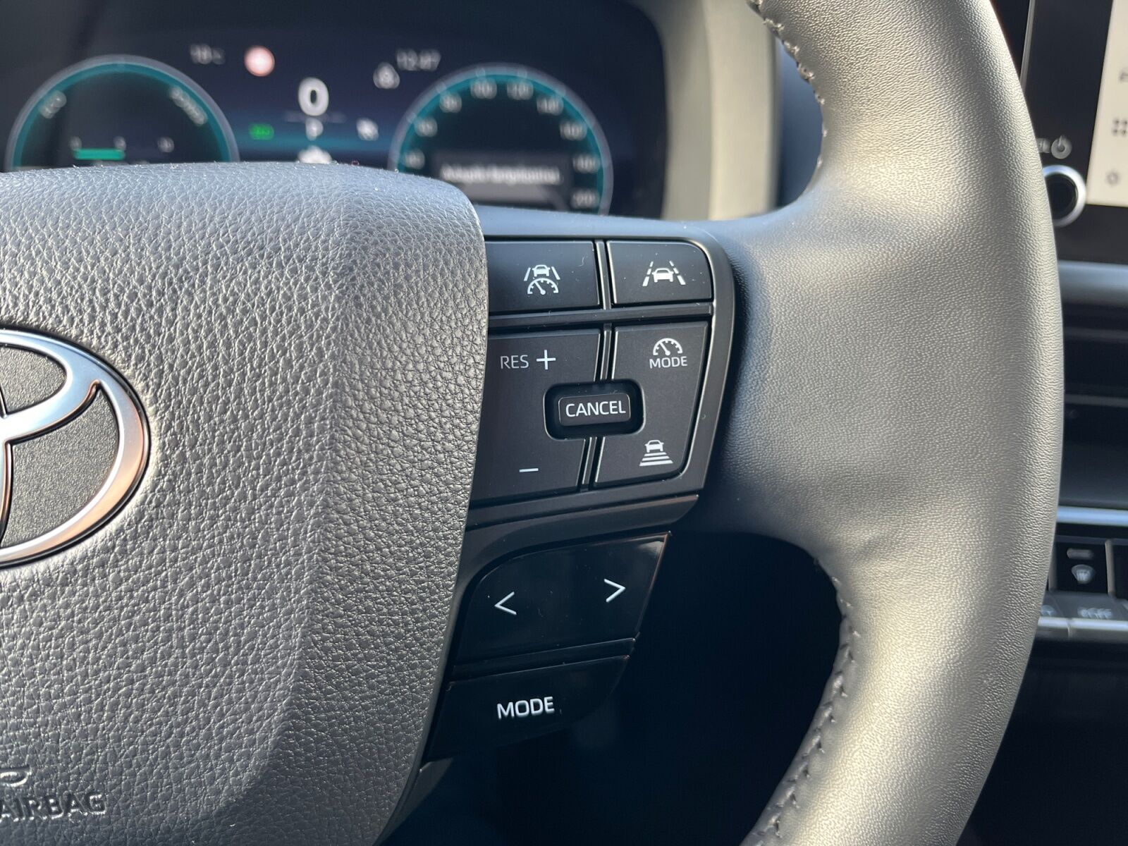 Grå Toyota C-HR fra 2024