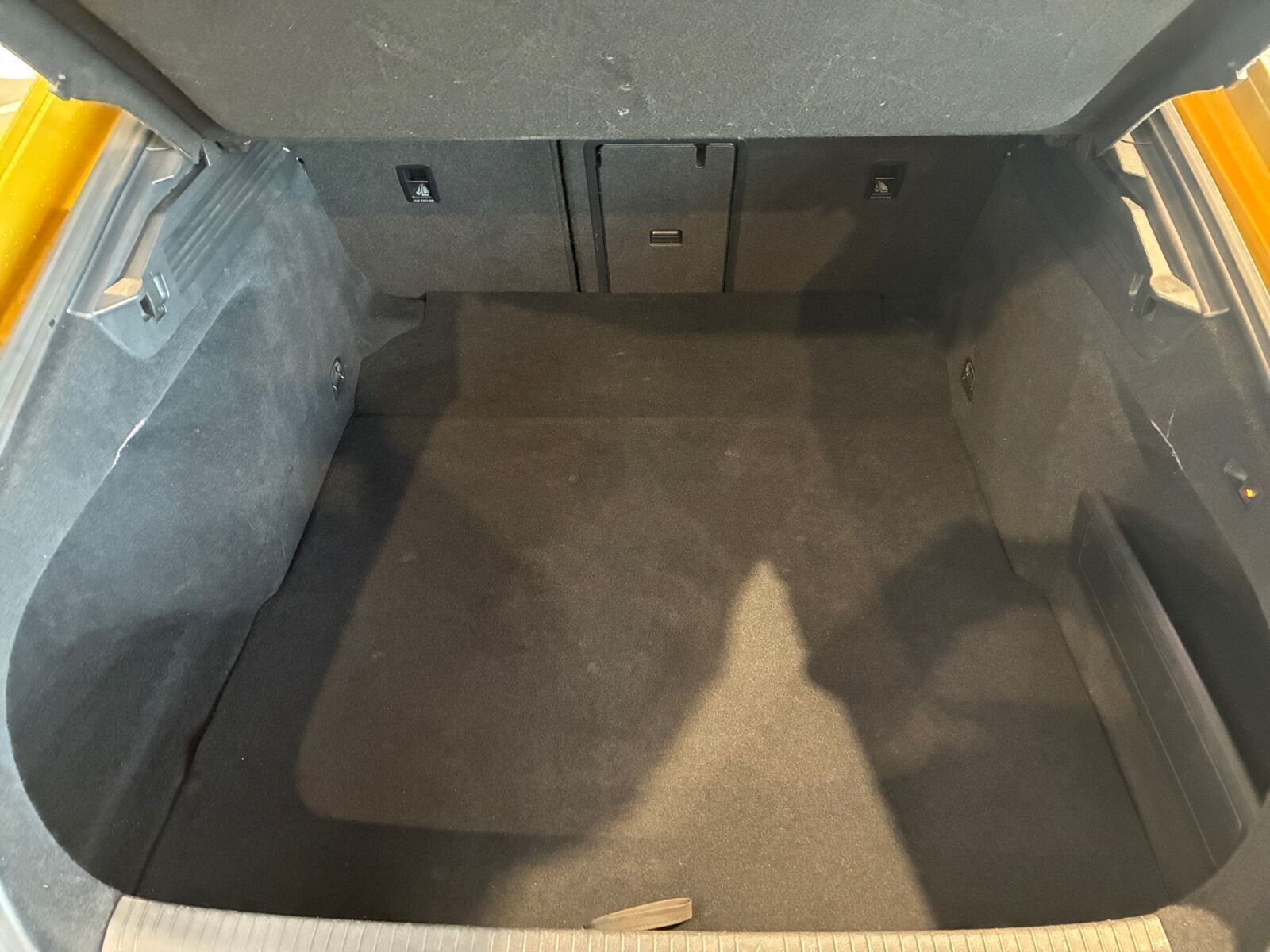 Gul VW Arteon fra 2019