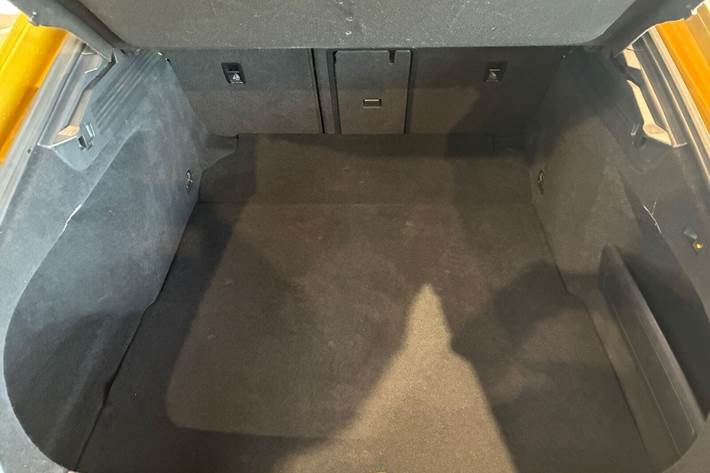 Gul VW Arteon fra 2019