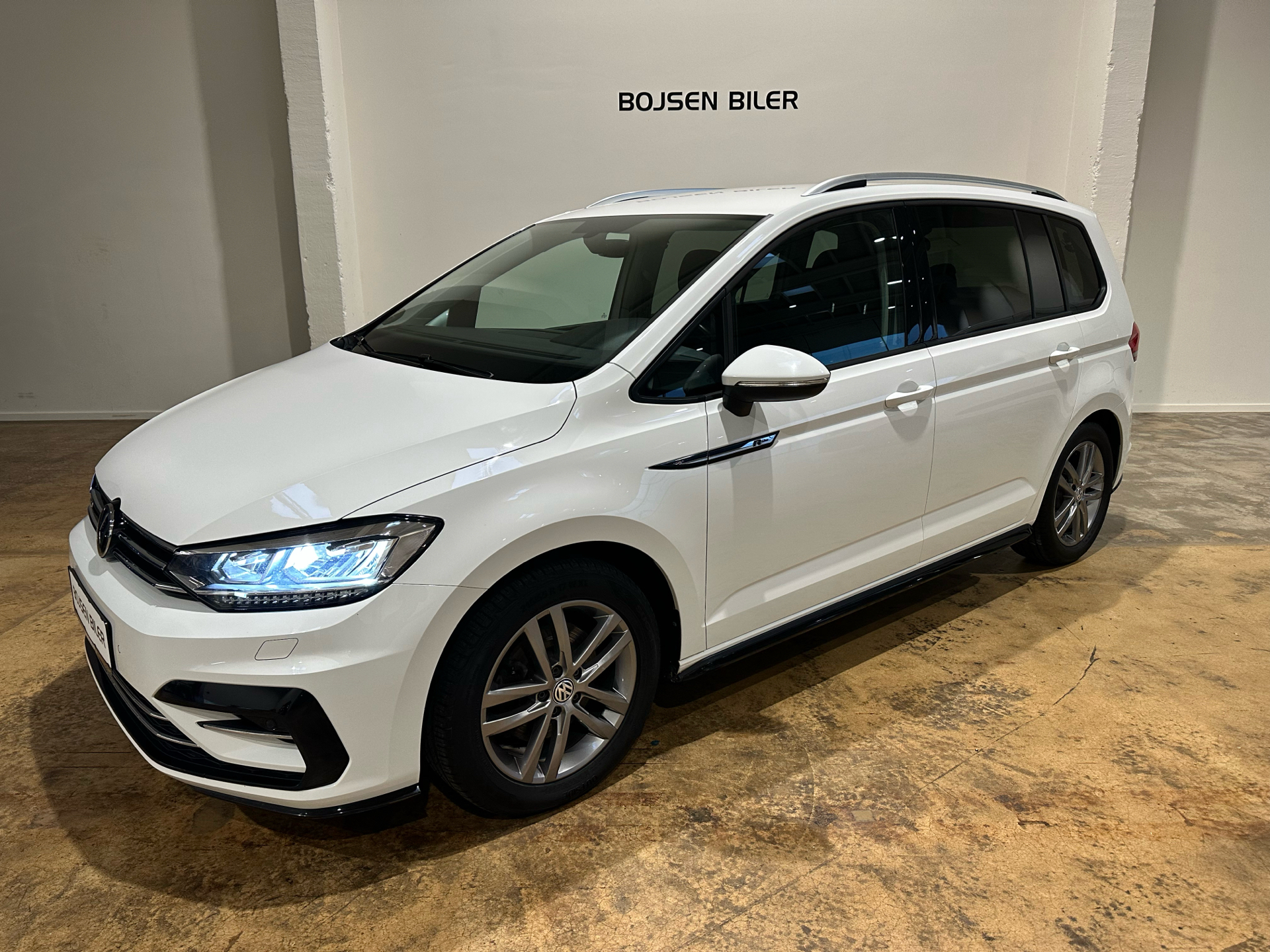 Hvid VW Touran fra 2018 set udefra