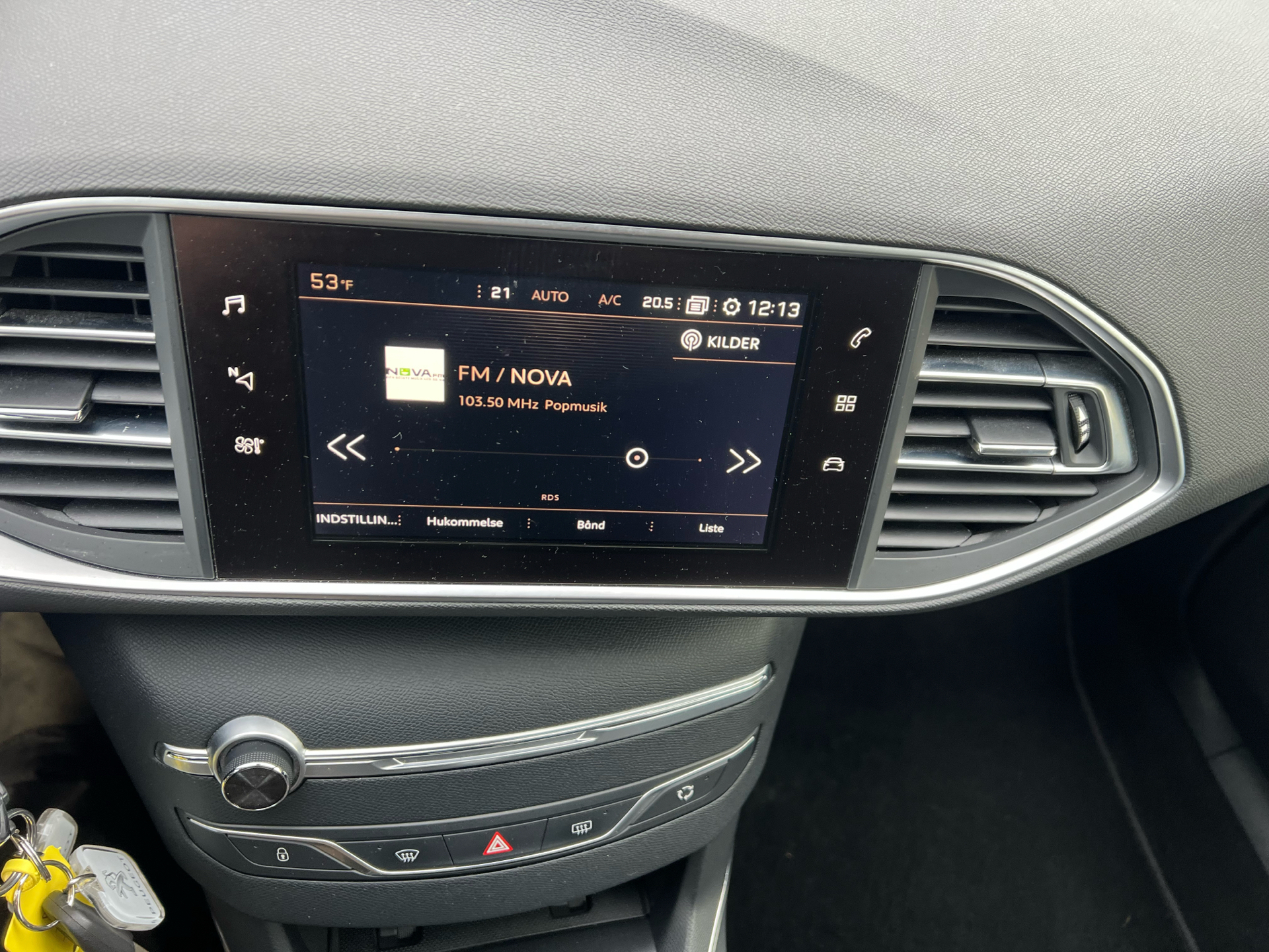 Gul Peugeot 308 fra 2018