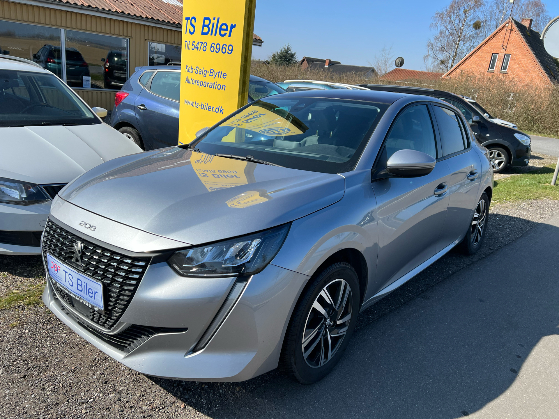 Sølv Peugeot 208 fra 2020 set udefra