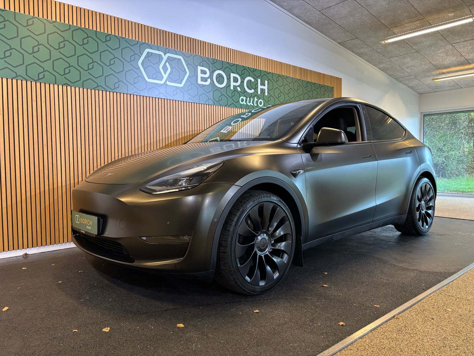 Grå Tesla Model Y fra 2021 set udefra