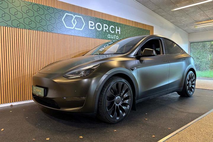Grå Tesla Model Y fra 2021 set udefra