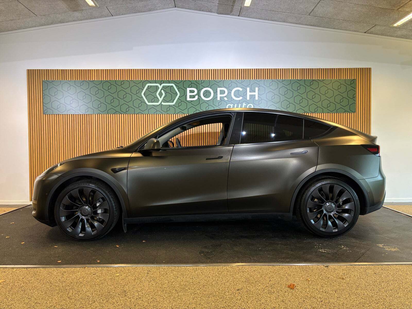 Grå Tesla Model Y fra 2021