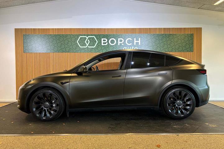 Grå Tesla Model Y fra 2021