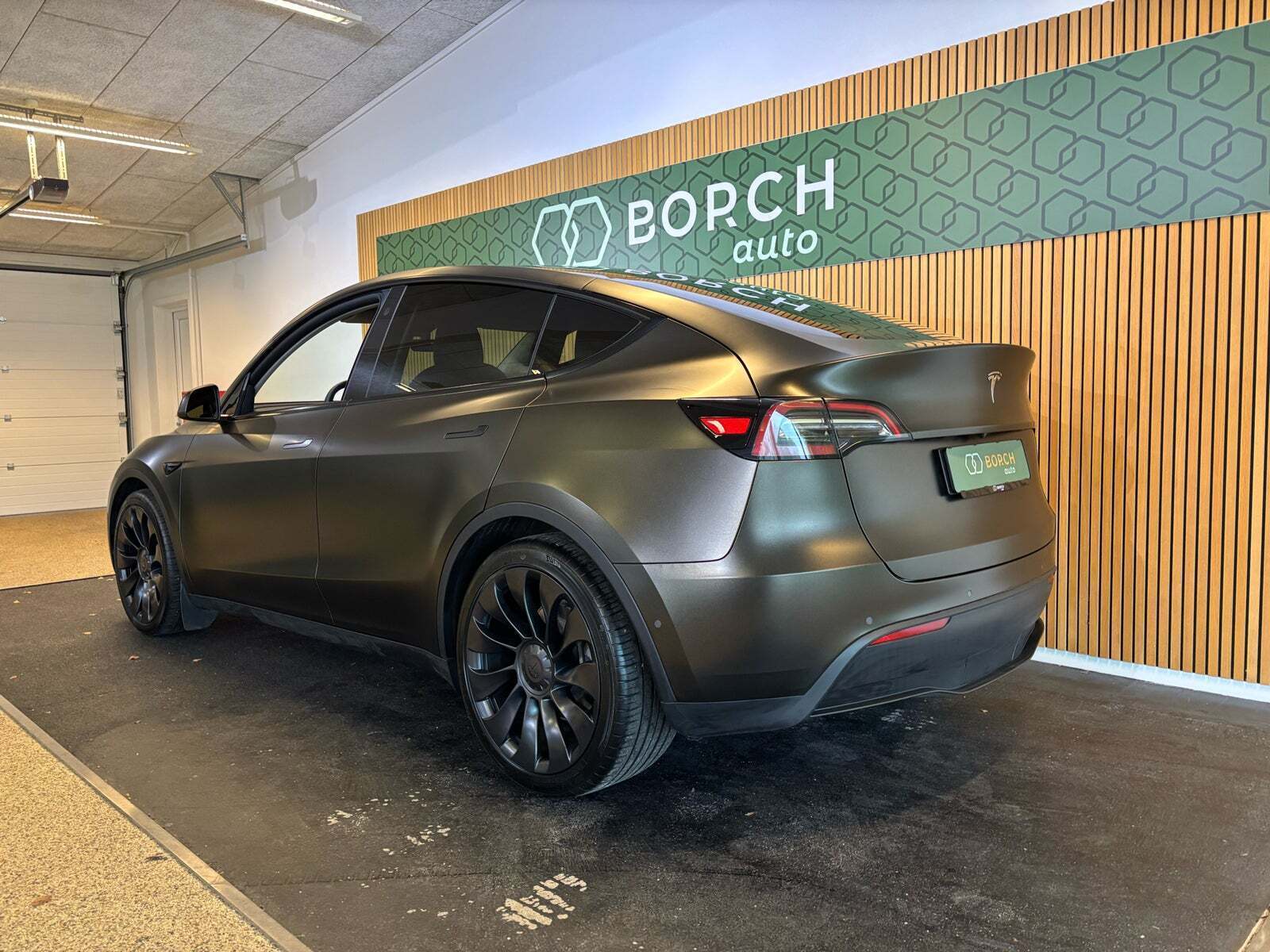Grå Tesla Model Y fra 2021