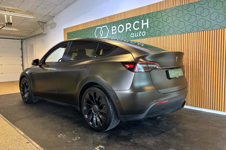 Grå Tesla Model Y fra 2021