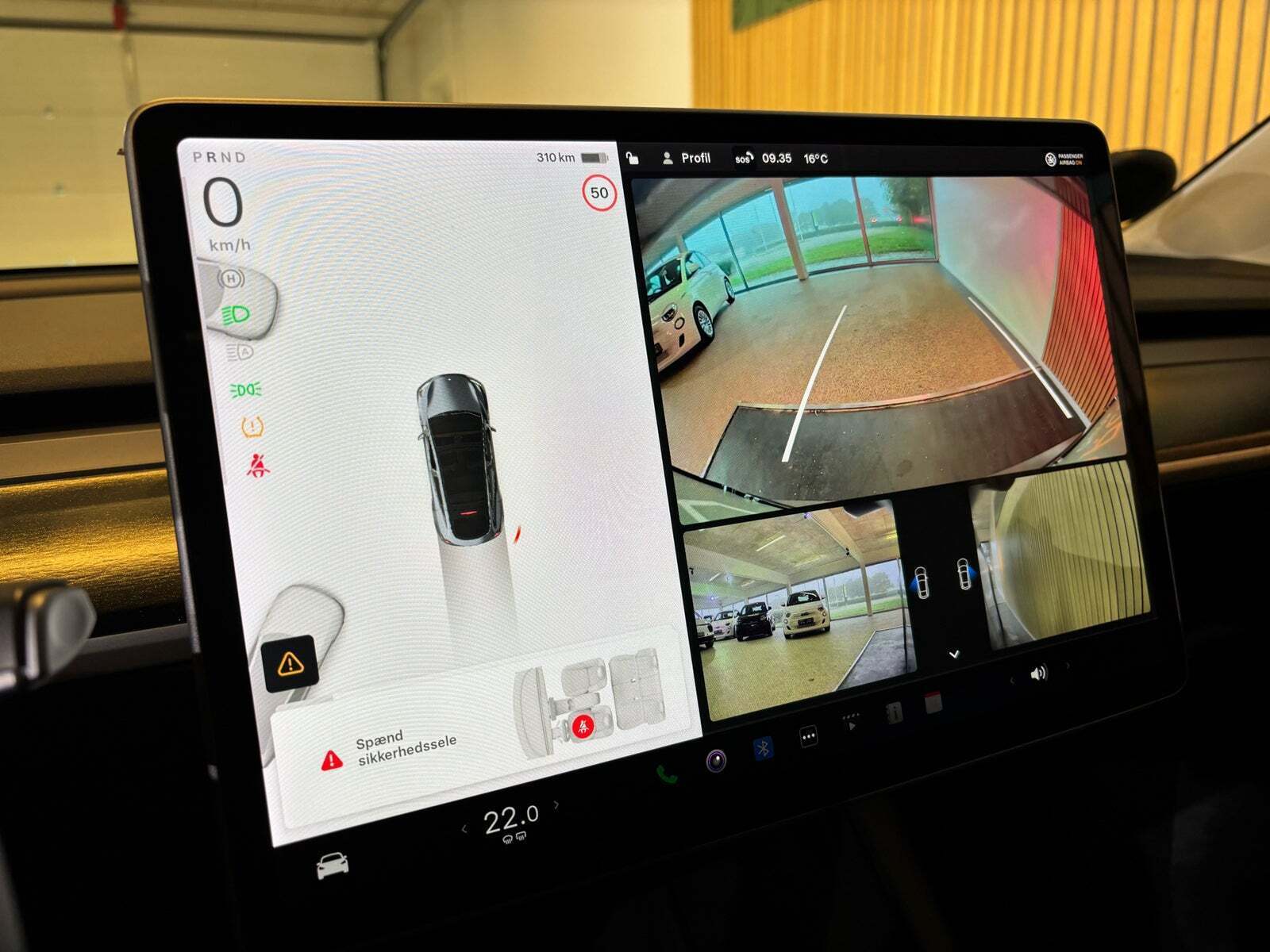 Grå Tesla Model Y fra 2021