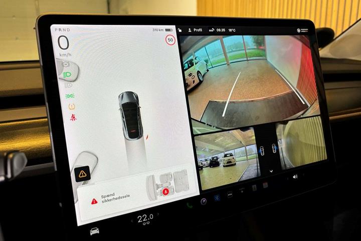 Grå Tesla Model Y fra 2021