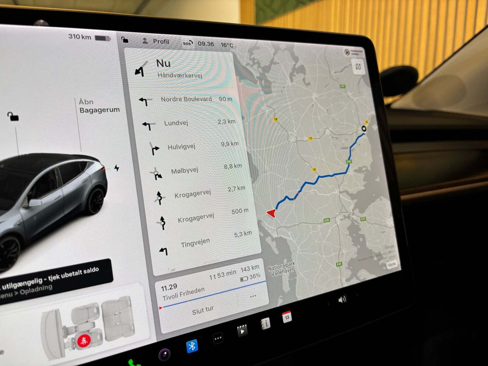 Grå Tesla Model Y fra 2021