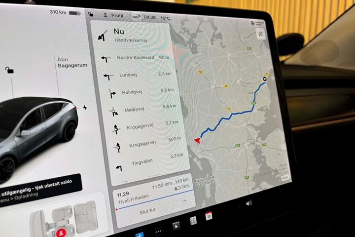 Grå Tesla Model Y fra 2021