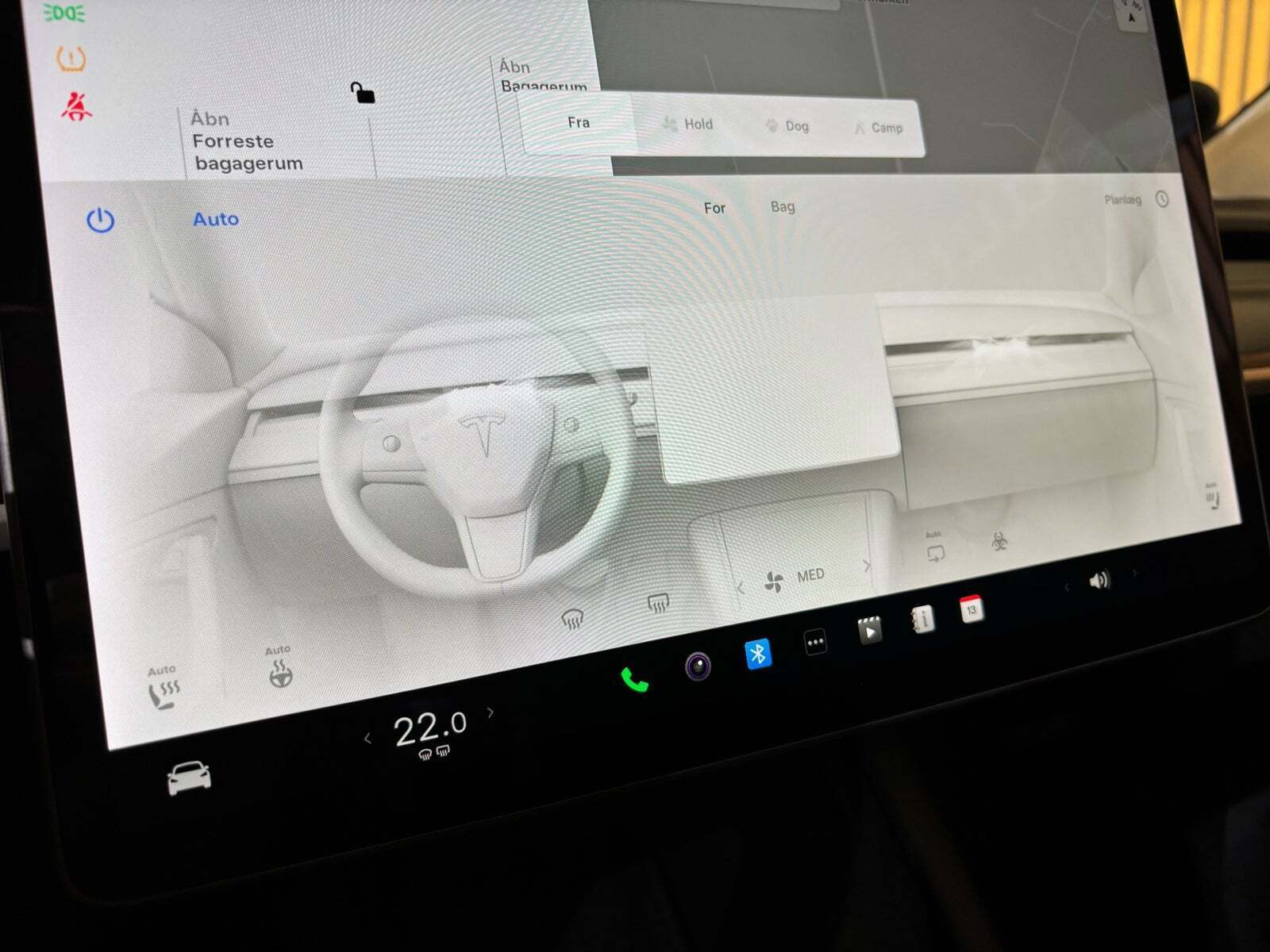 Grå Tesla Model Y fra 2021