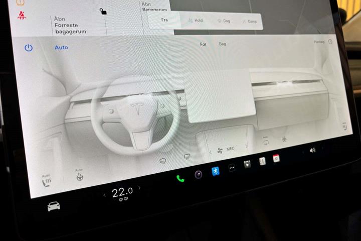Grå Tesla Model Y fra 2021