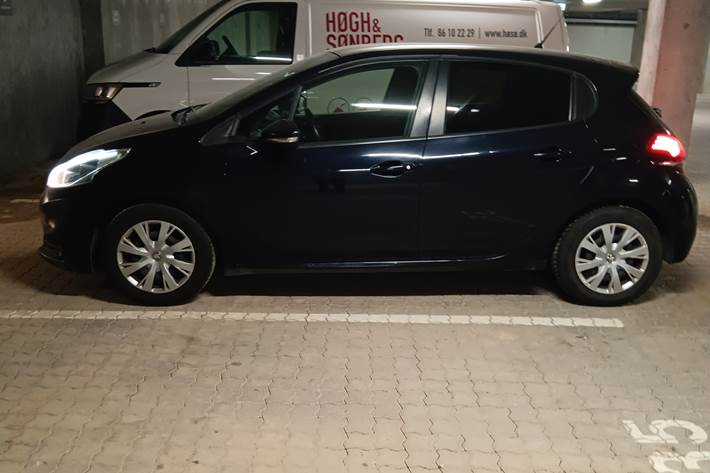 Blå Peugeot 208 fra 2017