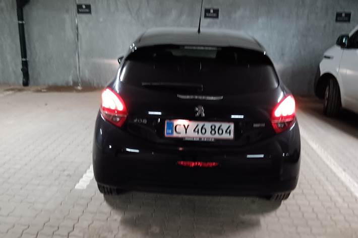 Blå Peugeot 208 fra 2017