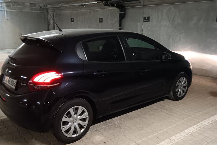 Blå Peugeot 208 fra 2017