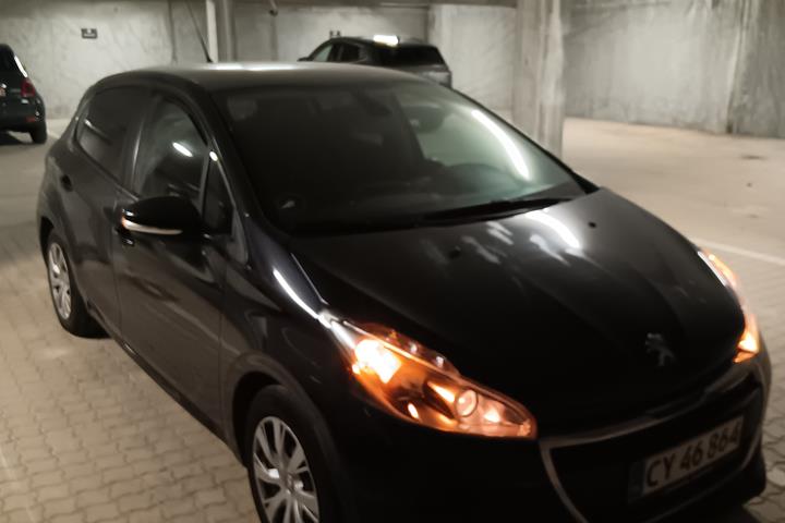 Blå Peugeot 208 fra 2017