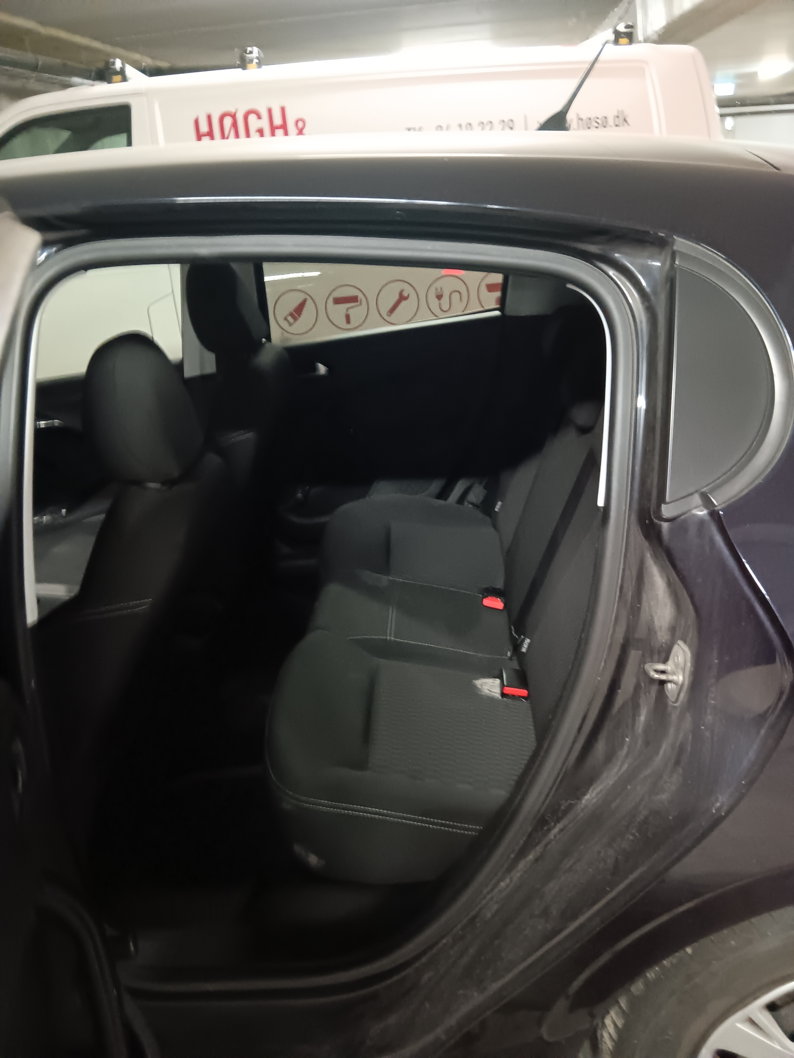 Blå Peugeot 208 fra 2017