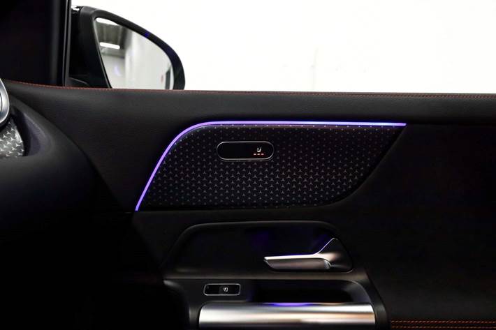 Blå Mercedes EQA350 fra 2025