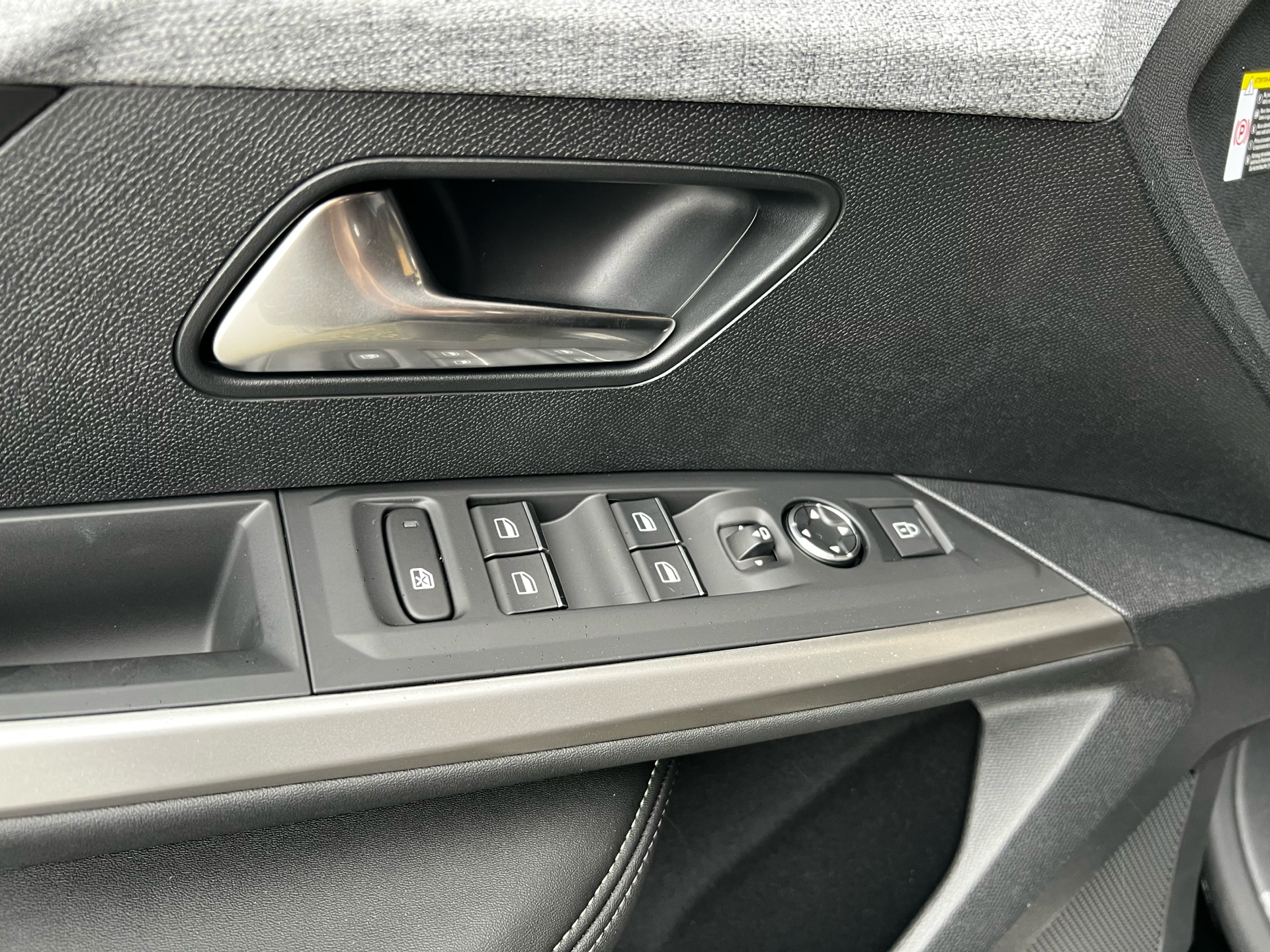 Sort Peugeot e-5008 fra 2025