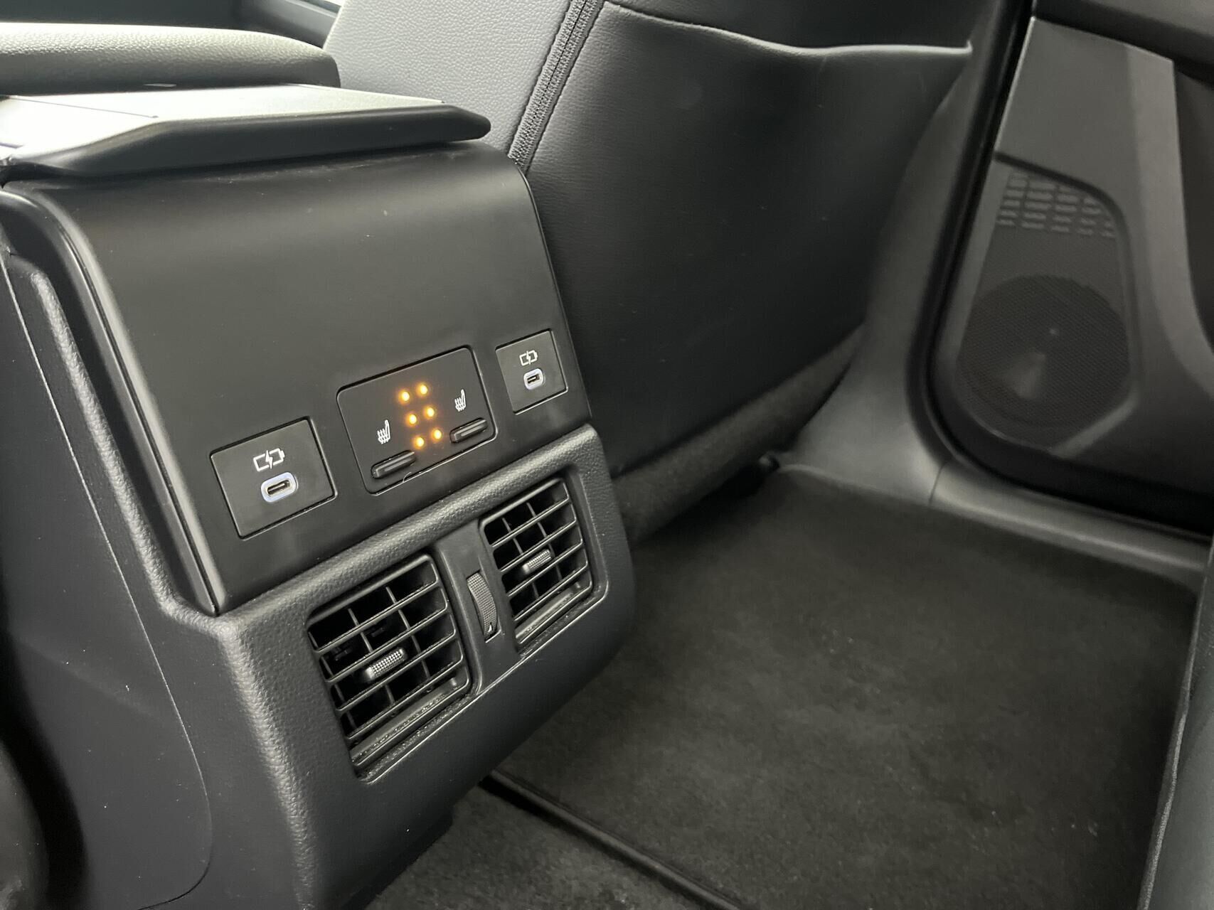 Sølv Toyota BZ4X fra 2023