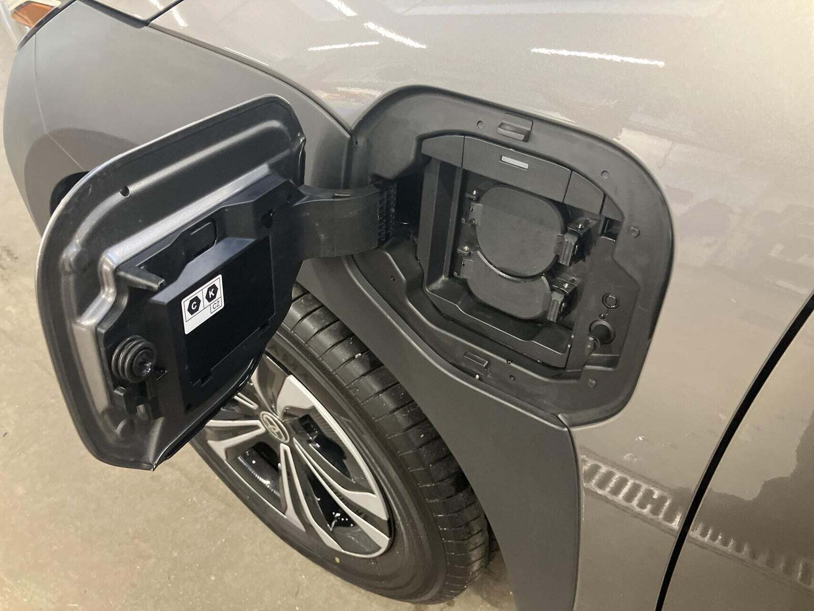 Beige Toyota BZ4X fra 2023