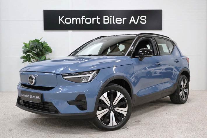Blå Volvo XC40 fra 2023 set udefra
