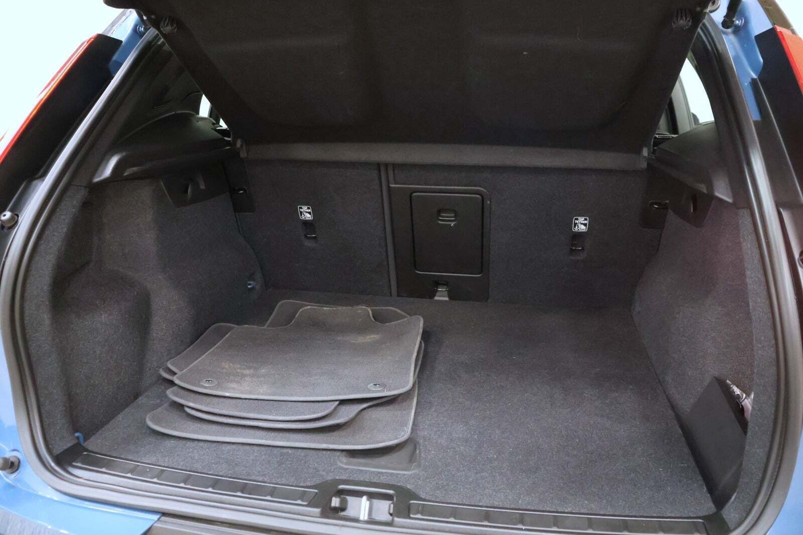 Blå Volvo XC40 fra 2023