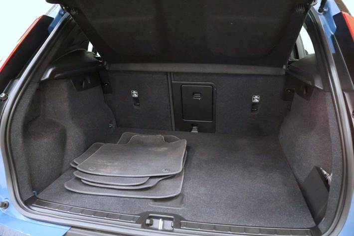 Blå Volvo XC40 fra 2023