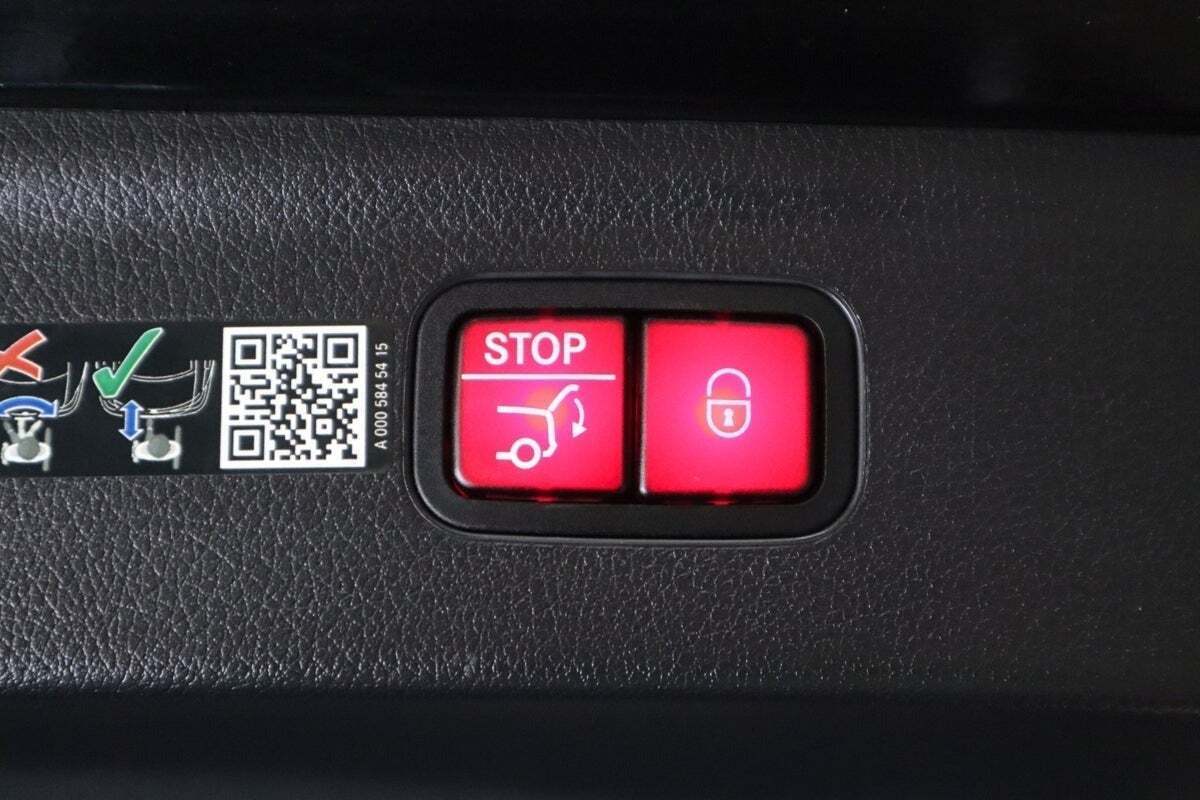 Sort Mercedes EQE350 SUV fra 2023