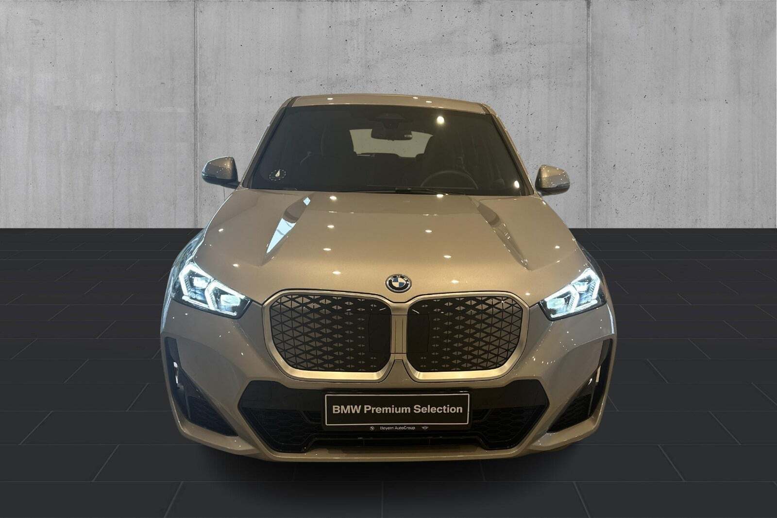 Grå BMW iX1 fra 2025