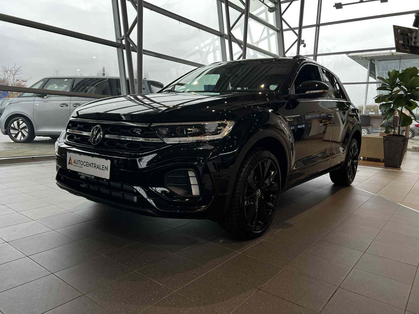 Sort VW T-Roc fra 2026 set udefra