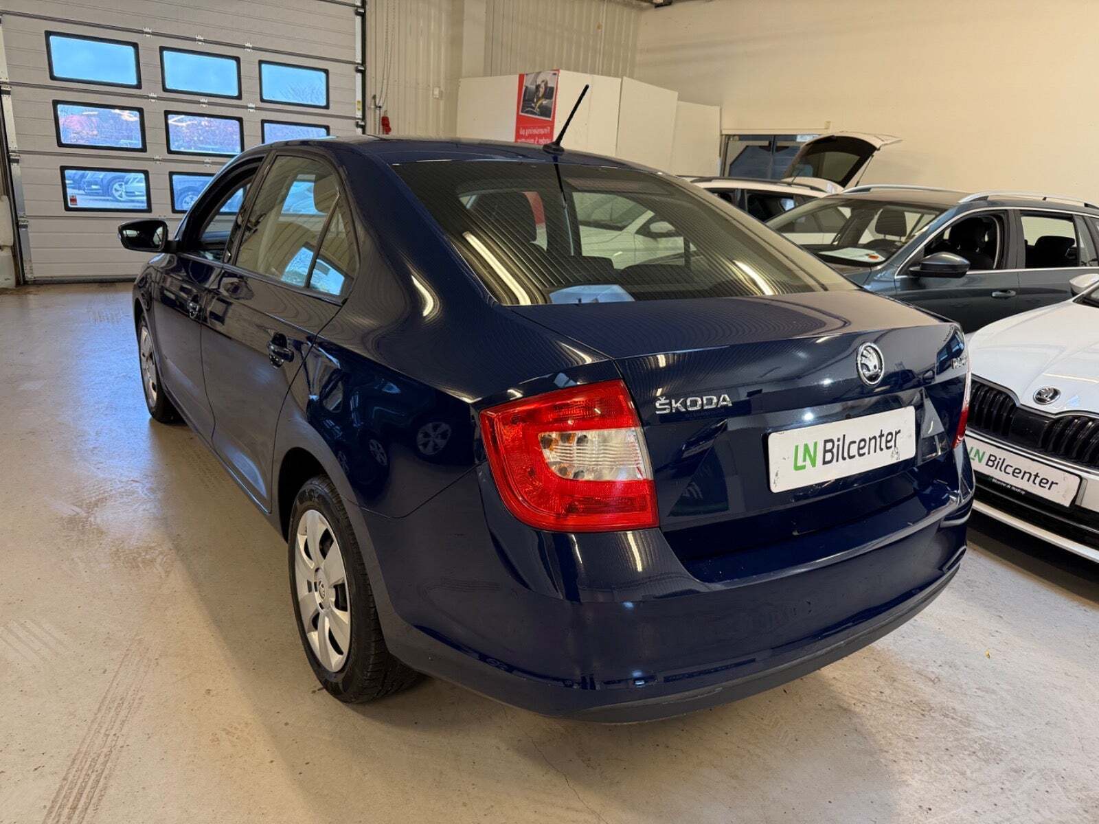 Blå Skoda Rapid fra 2016