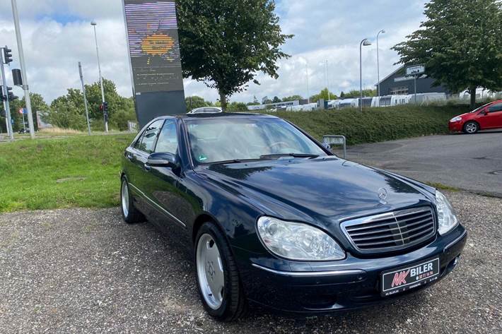 Beige Mercedes S320 fra 2002 set udefra