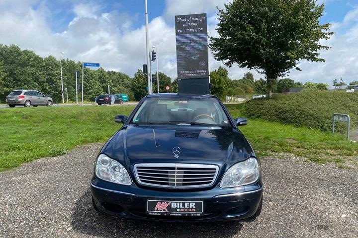 Beige Mercedes S320 fra 2002 set udefra