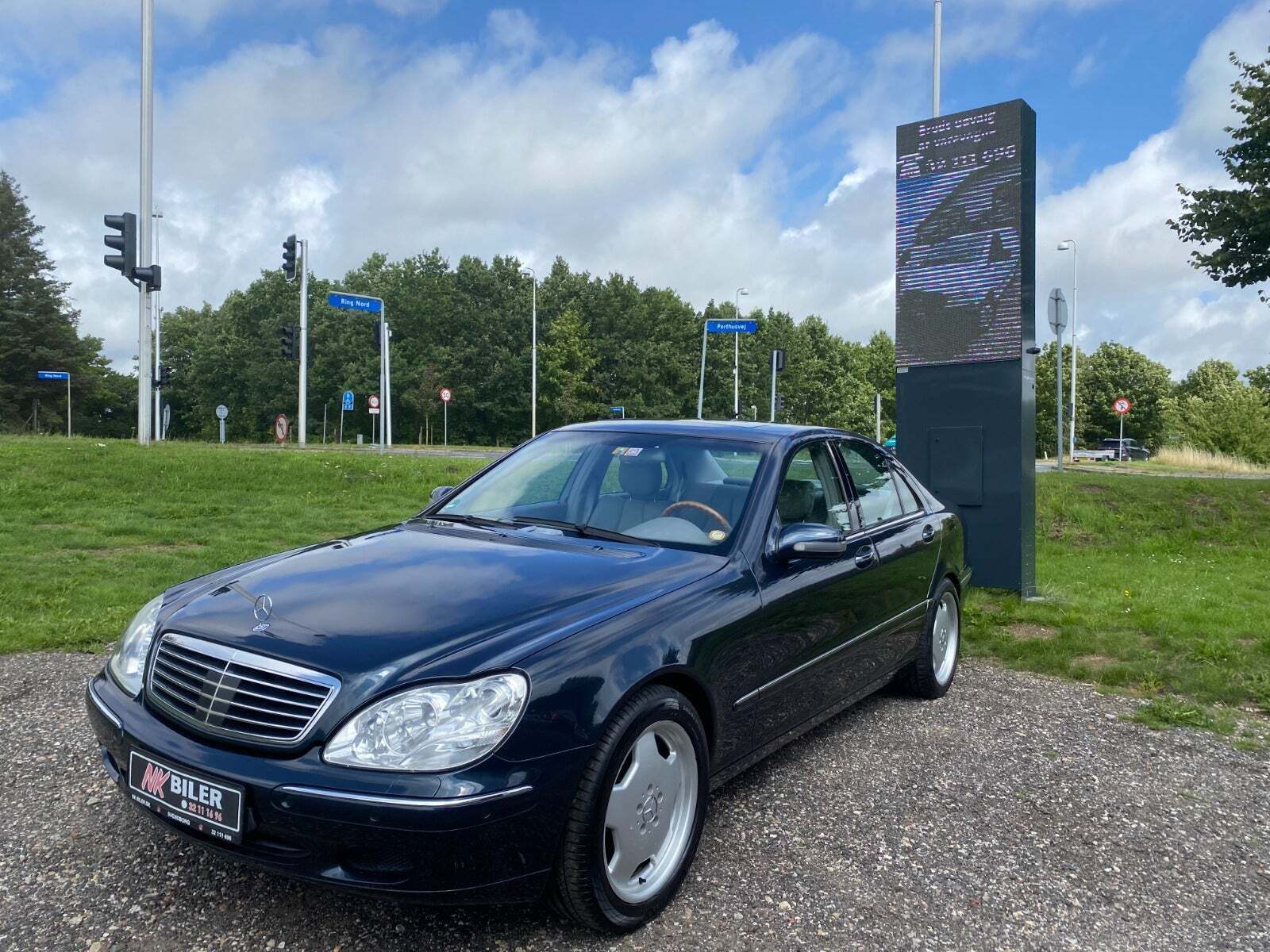 Beige Mercedes S320 fra 2002 set udefra
