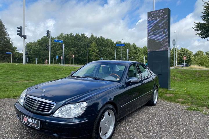 Beige Mercedes S320 fra 2002 set udefra
