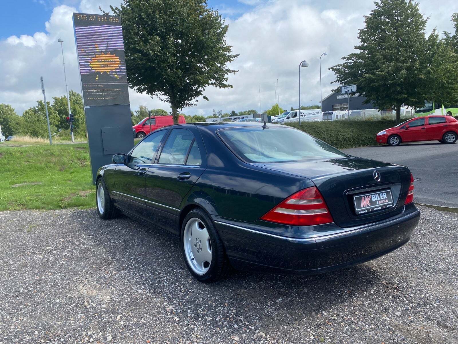 Beige Mercedes S320 fra 2002 set udefra