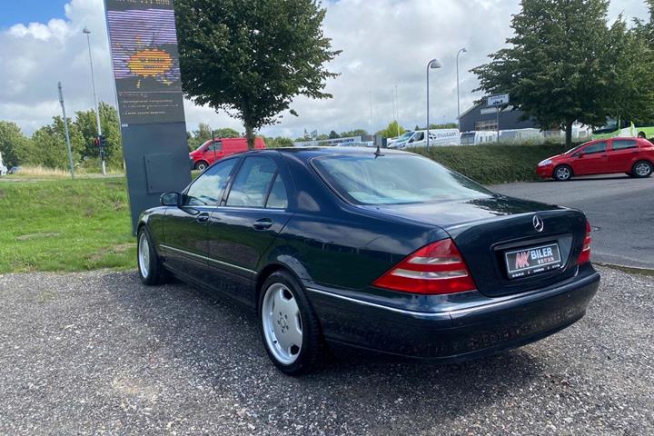 Beige Mercedes S320 fra 2002 set udefra