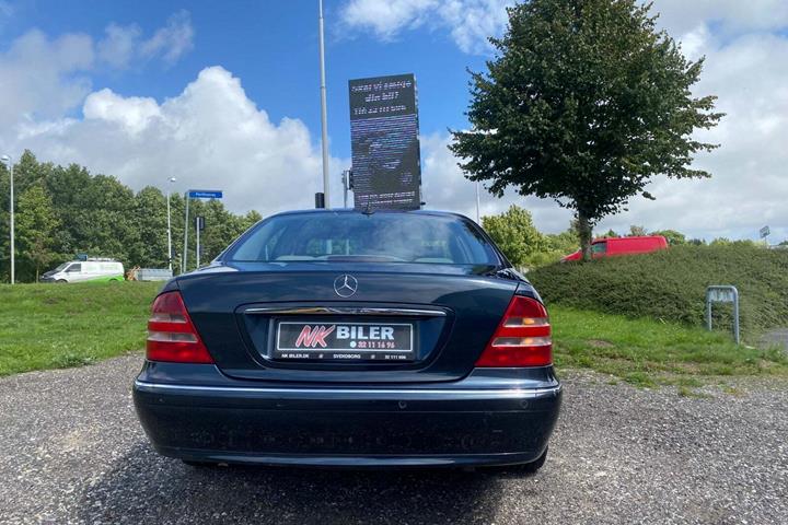 Beige Mercedes S320 fra 2002 set udefra