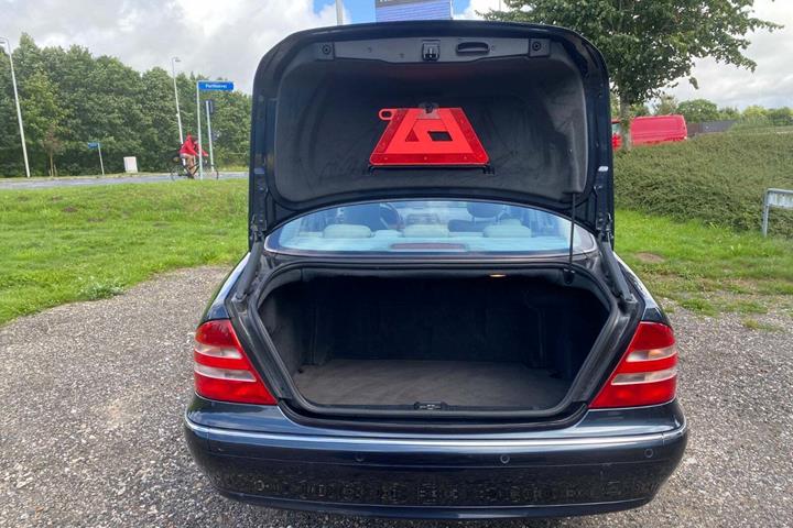Beige Mercedes S320 fra 2002