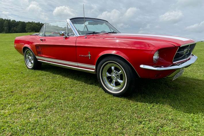 Rød Ford Mustang fra 1967 set udefra