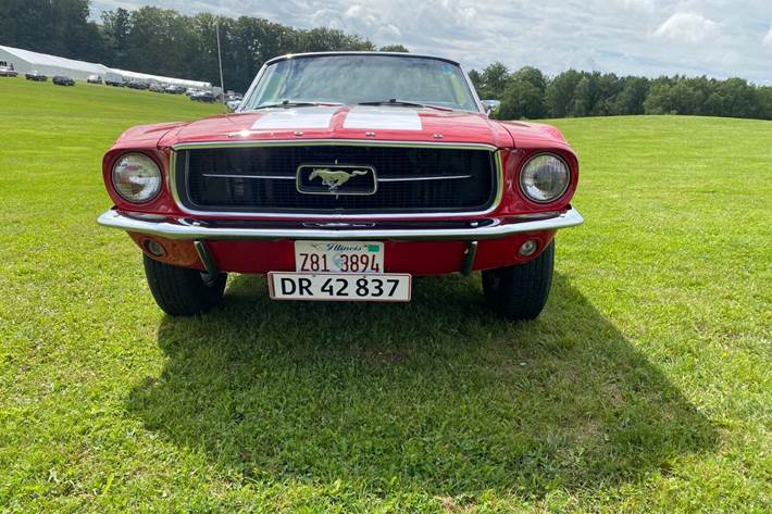 Rød Ford Mustang fra 1967